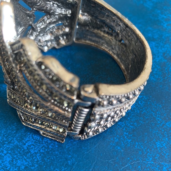 Cuff - Picture 3 of 8